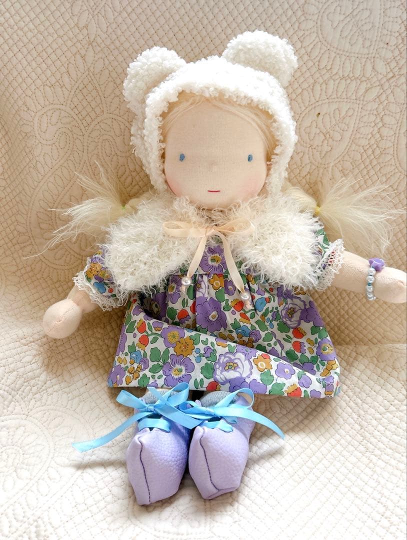 ウォルドルフ人形 フワフワショールの女の子 - メルカリ