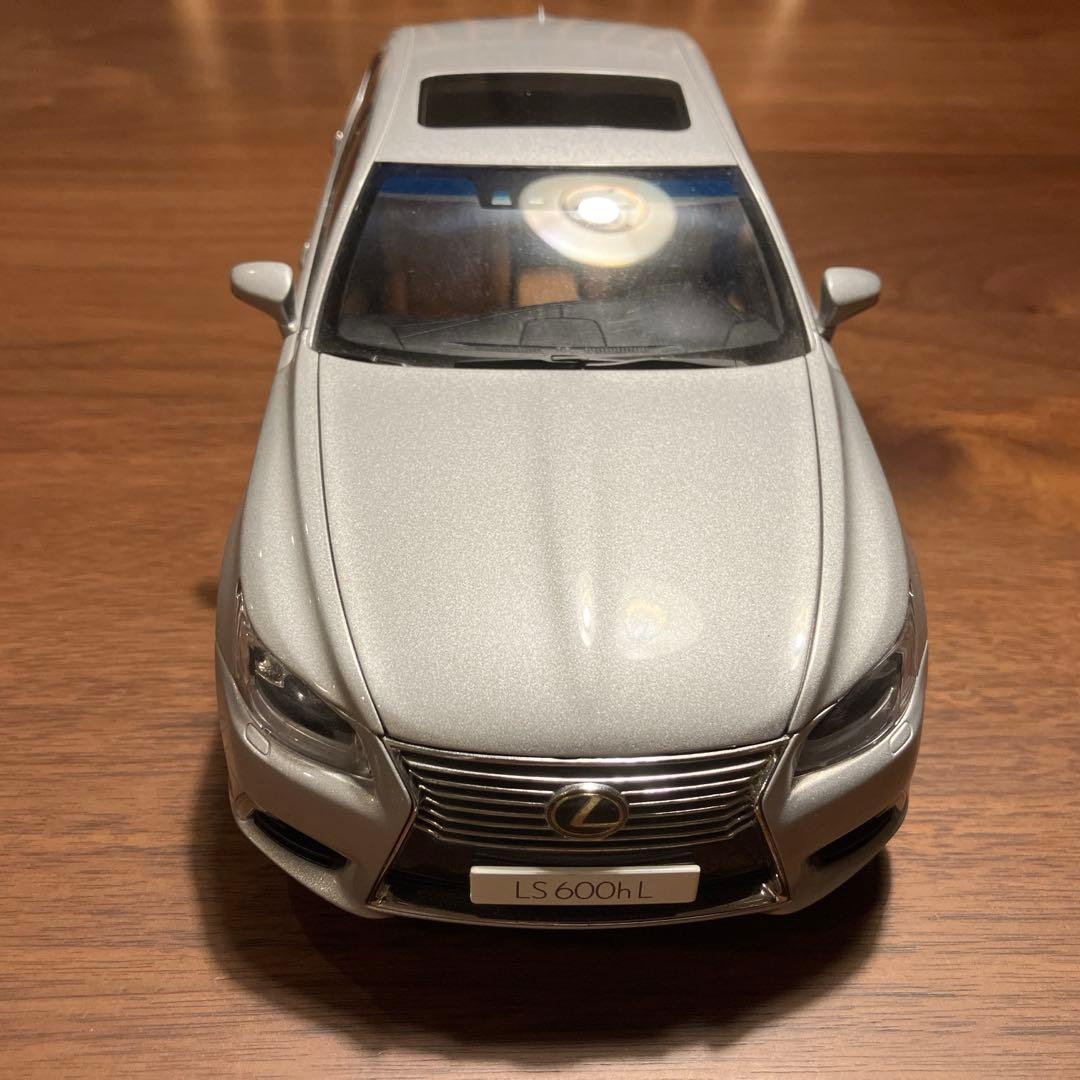 オートアート 1/18 レクサス LS600hL シルバー ミニカー