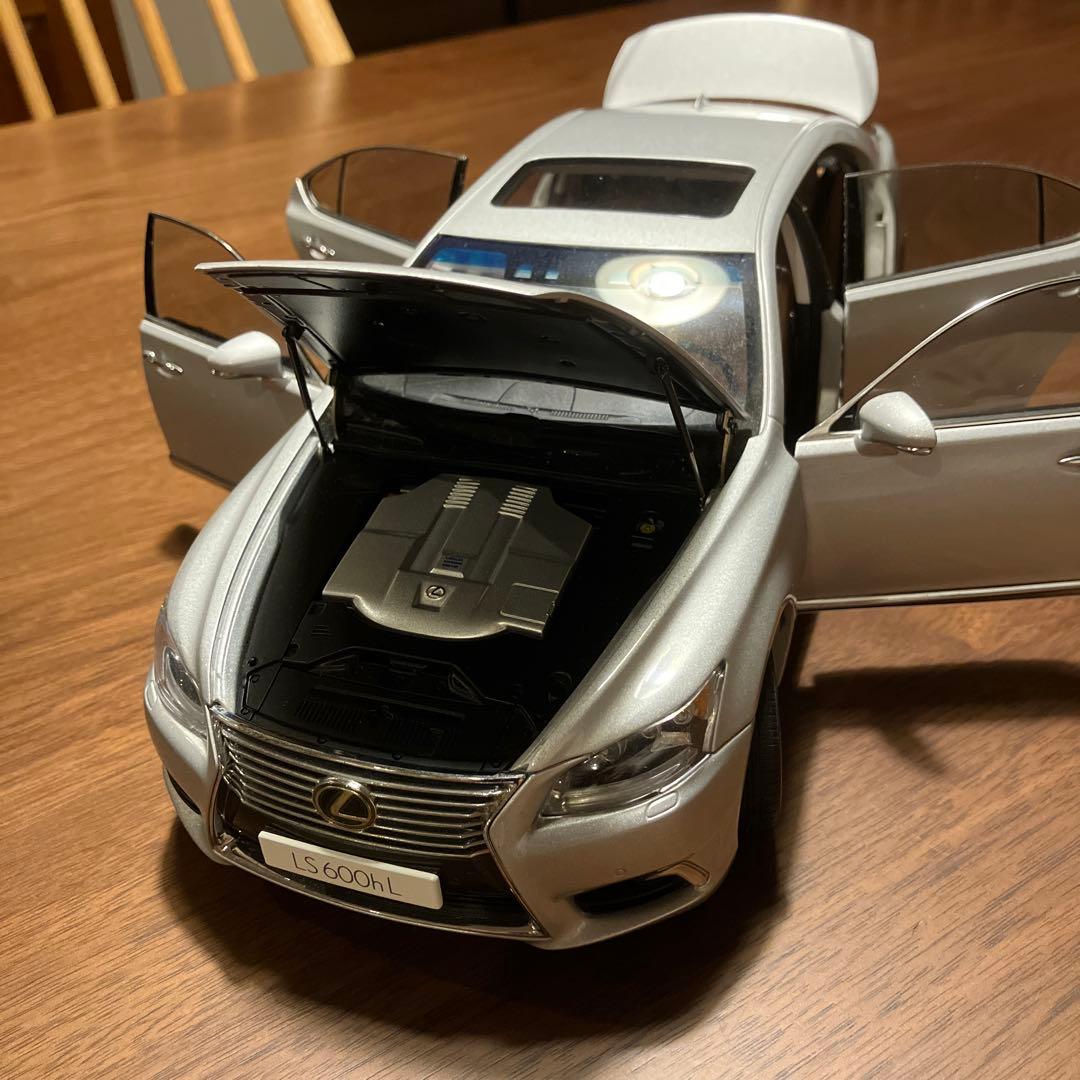 オートアート 1/18 レクサス LS600hL シルバー ミニカー