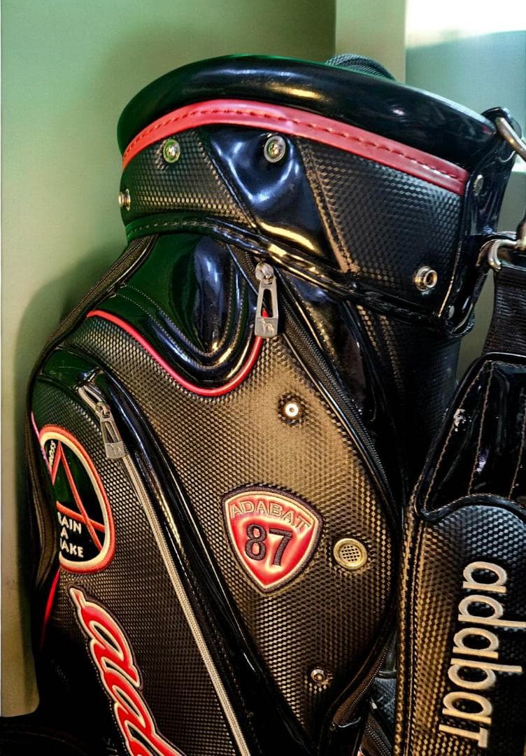 としくん送料無料/美品　adabat 大型エナメル高級キバッグ BLACK