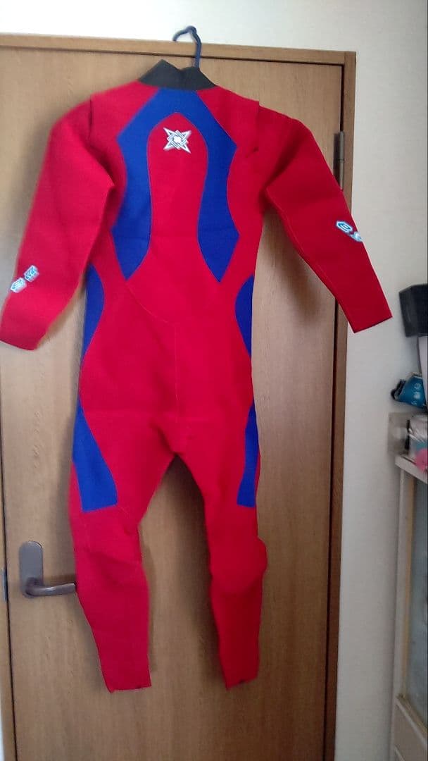 赤と青のネオプレンフルスーツ