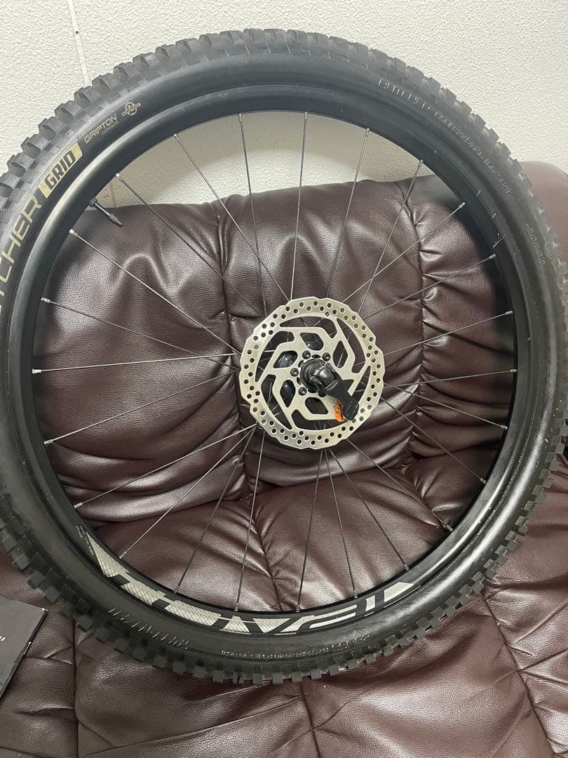 27.5インチのカスタムメイドカーボンフレームマウンテンバイク