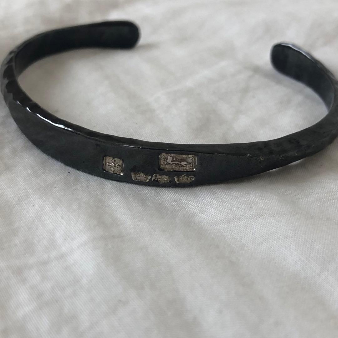 【美品】ライオンハート　シルバー　ブラック　石付き　黒いハンマードバングル