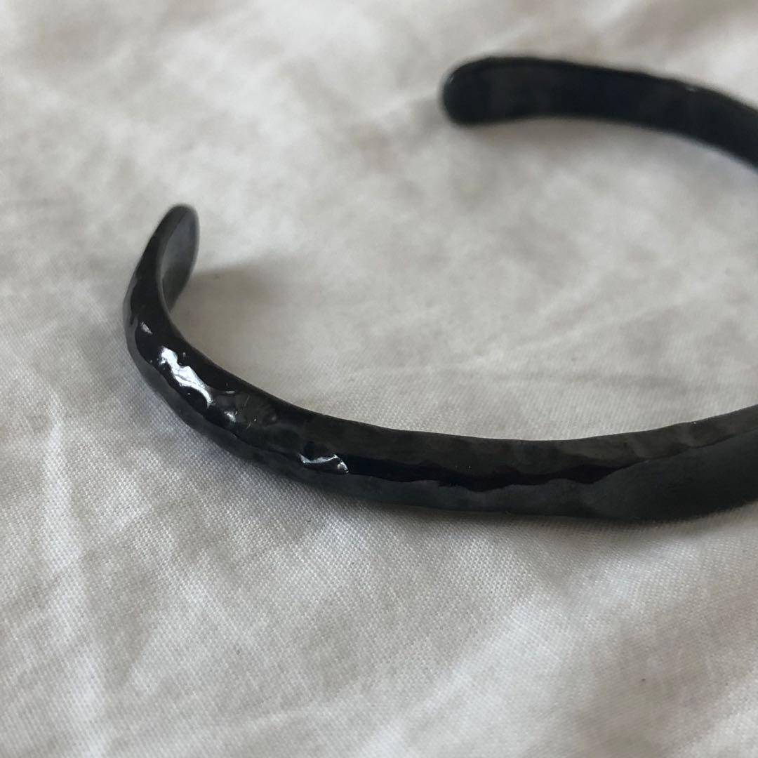 【美品】ライオンハート　シルバー　ブラック　石付き　黒いハンマードバングル