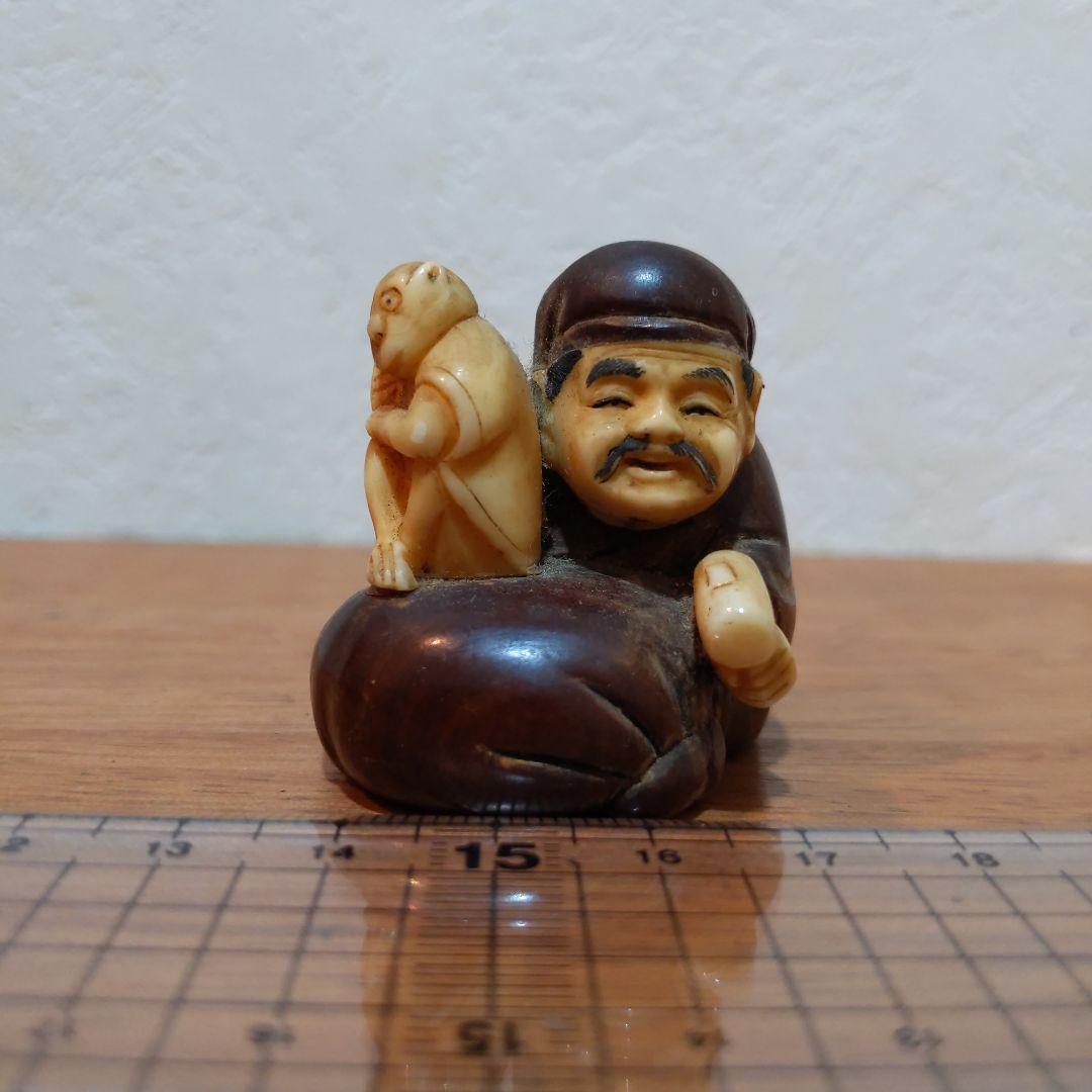 時代提物 縁起物置根付 木彫り×天然素材 【大黒様と猿】高約4.1