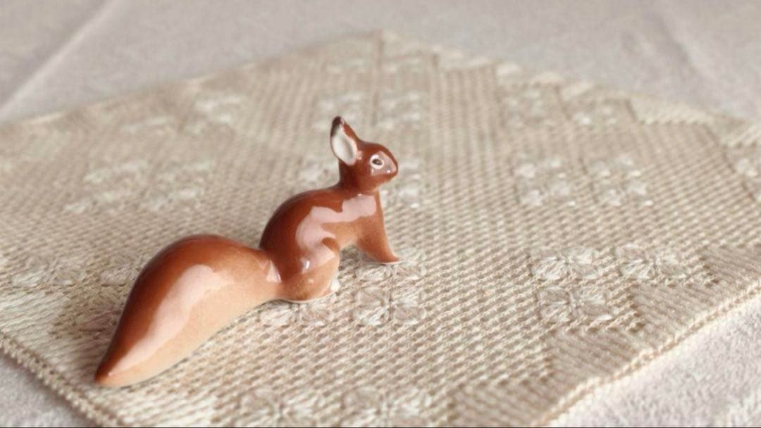 * vintage pottery ❀ ふんわりしっぽ 赤茶色のリスさん