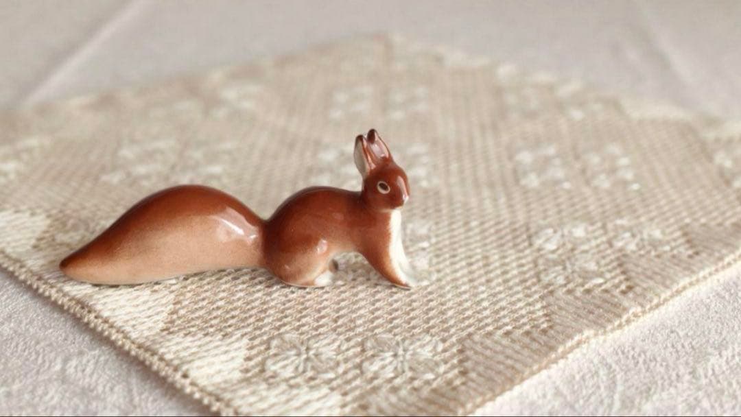 * vintage pottery ❀ ふんわりしっぽ 赤茶色のリスさん