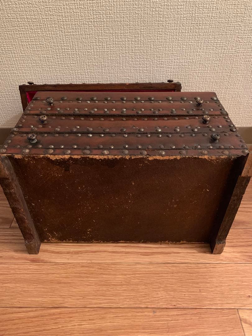 リペア必須！味のある革張り宝箱風アンティークトランク