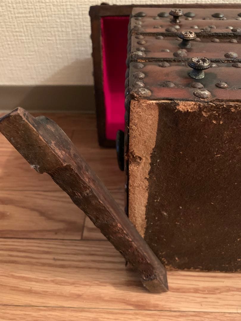 リペア必須！味のある革張り宝箱風アンティークトランク