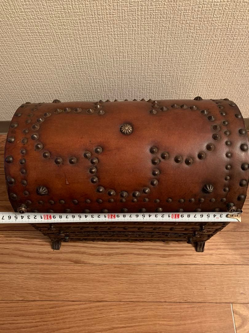 リペア必須！味のある革張り宝箱風アンティークトランク