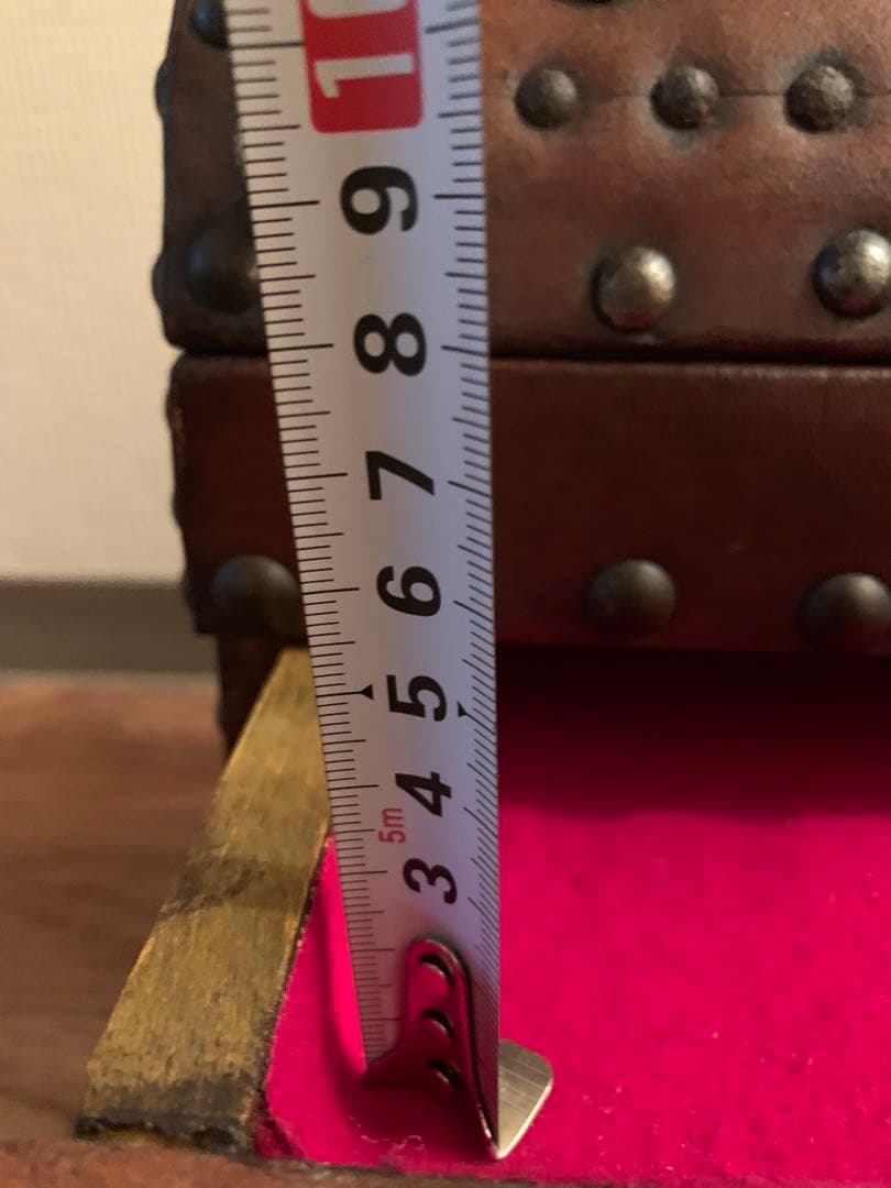 リペア必須！味のある革張り宝箱風アンティークトランク