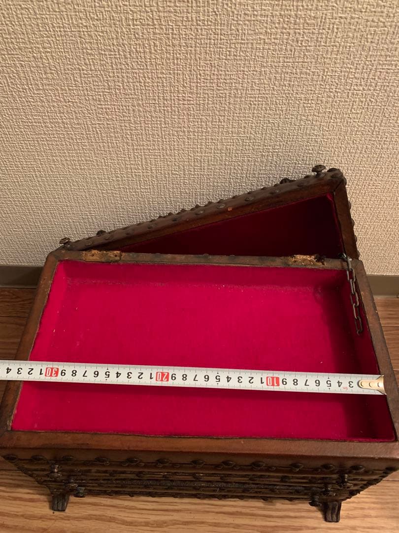 リペア必須！味のある革張り宝箱風アンティークトランク
