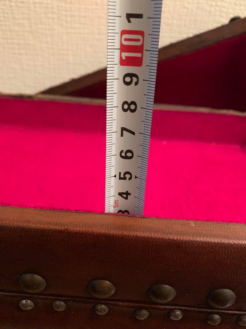 リペア必須！味のある革張り宝箱風アンティークトランク