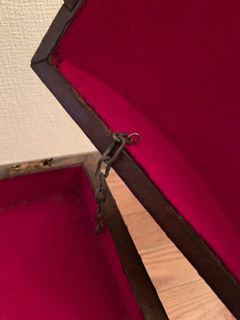 リペア必須！味のある革張り宝箱風アンティークトランク