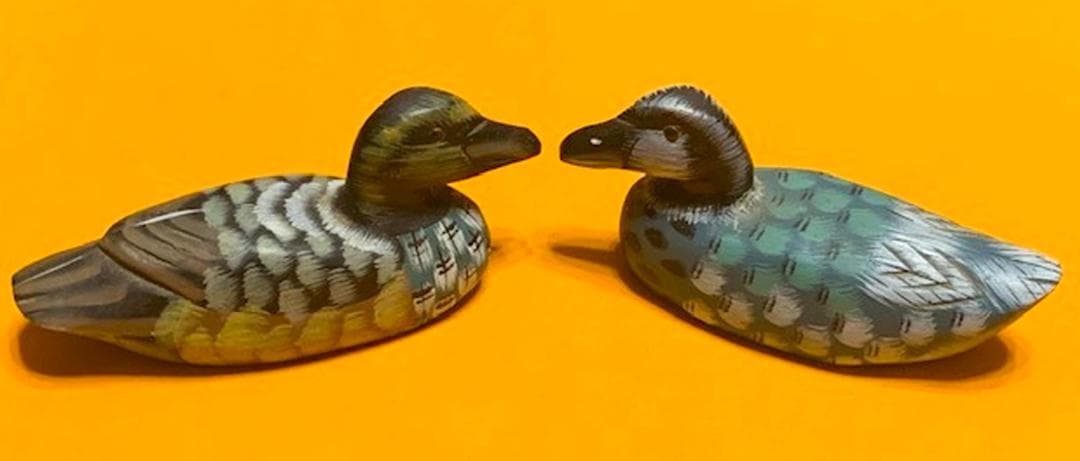 羽模様❣️木製カモの彫刻❣️2体セット◇置物◇インテリア - メルカリ