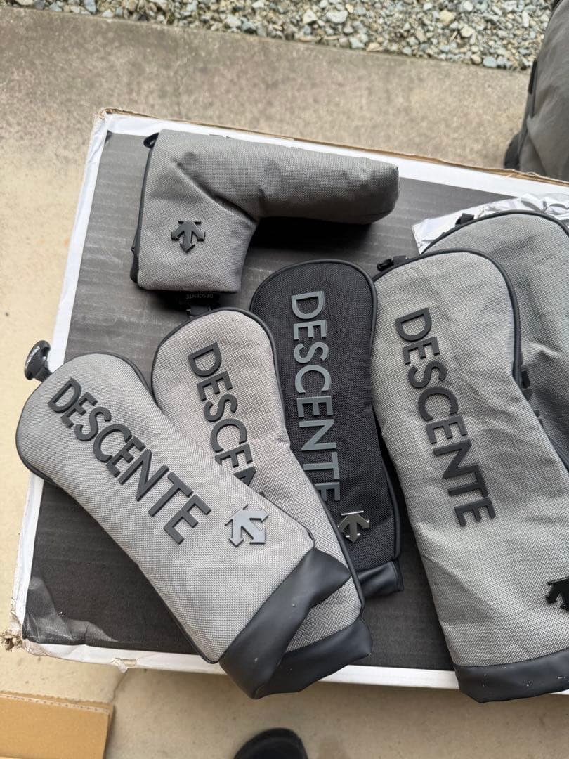 デサントゴルフ　スタンドキャディバッグ　ヘッドカバーセット