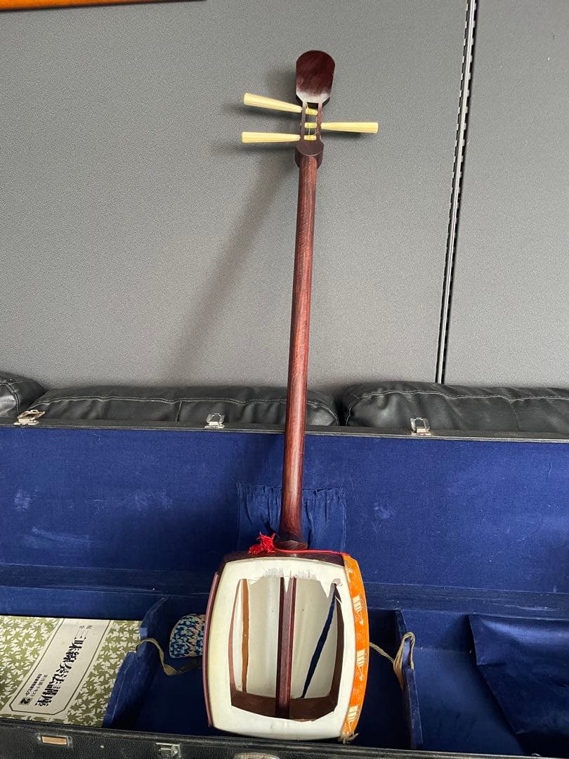 三味線 紅木 綾杉胴 糸巻天然素材 鼈甲バチ 糸付き 棹幅30mm 元