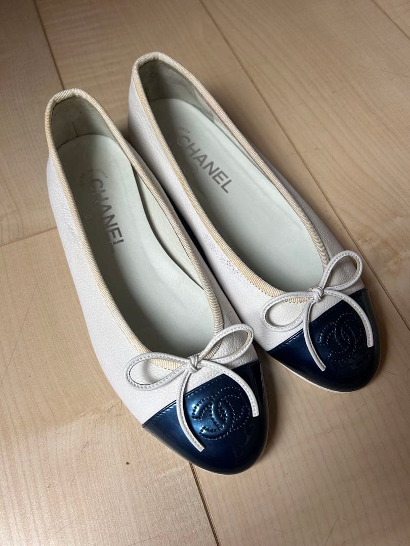 CHANEL バレエシューズ ホワイト/ネイビー36,5 - メルカリ