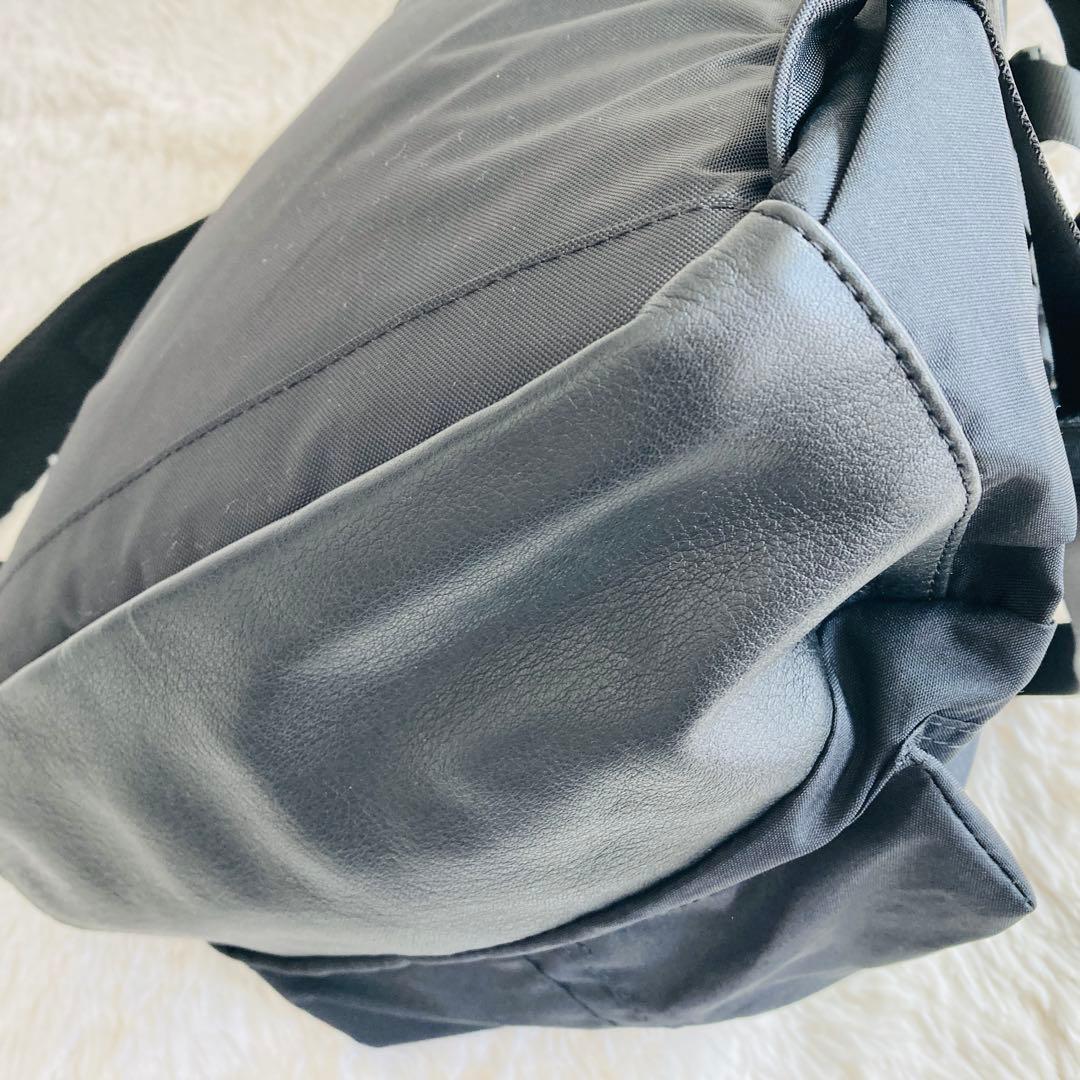 【極美品】イアパピヨネ 撥水レザーコンビライトリュック ブラック ユニセックス