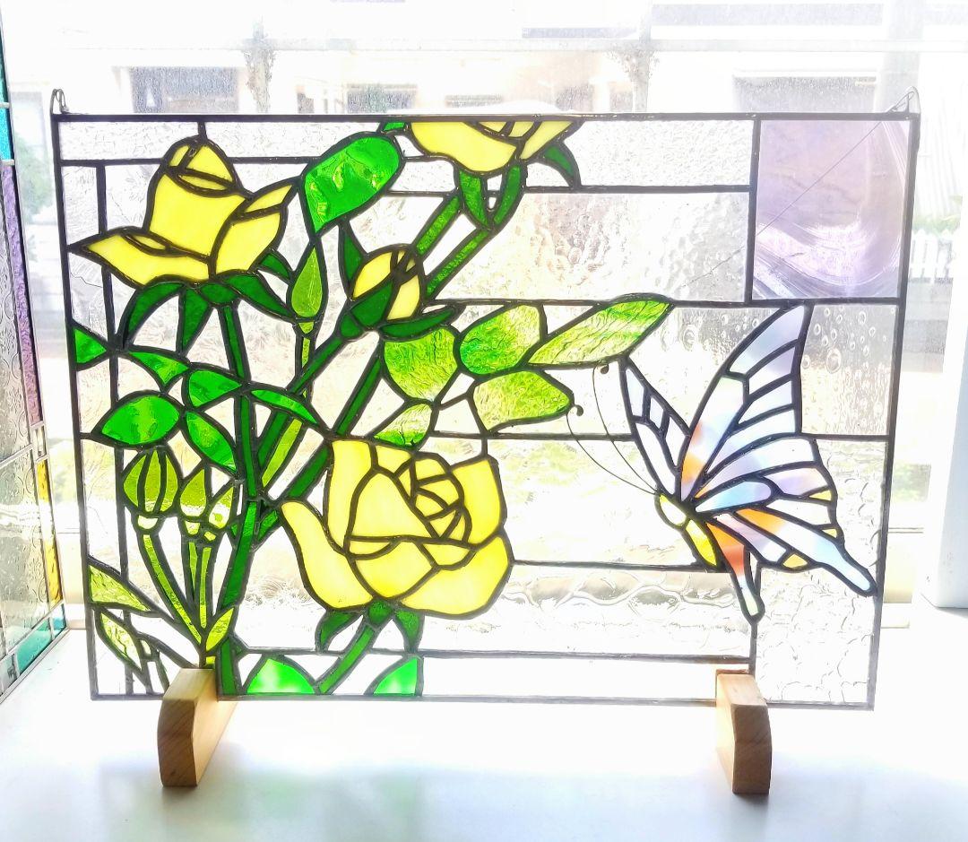 ステンドグラス 黄色い薔薇と蝶のパネル(スタンド付) - メルカリ