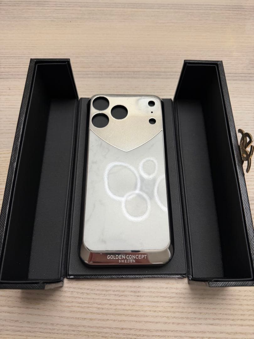 GOLDEN CONCEPT iPhone17promax用ケース