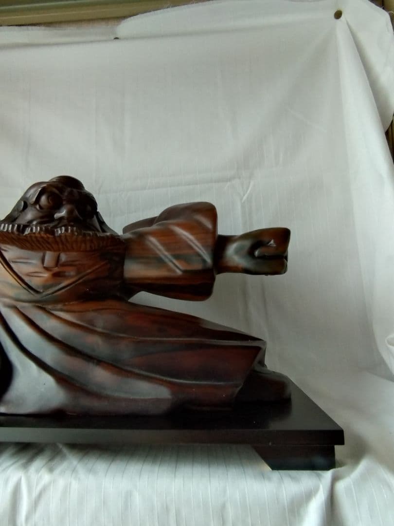 まもる。少林寺拳法木彫達磨（赤檀彫刻）置台付き