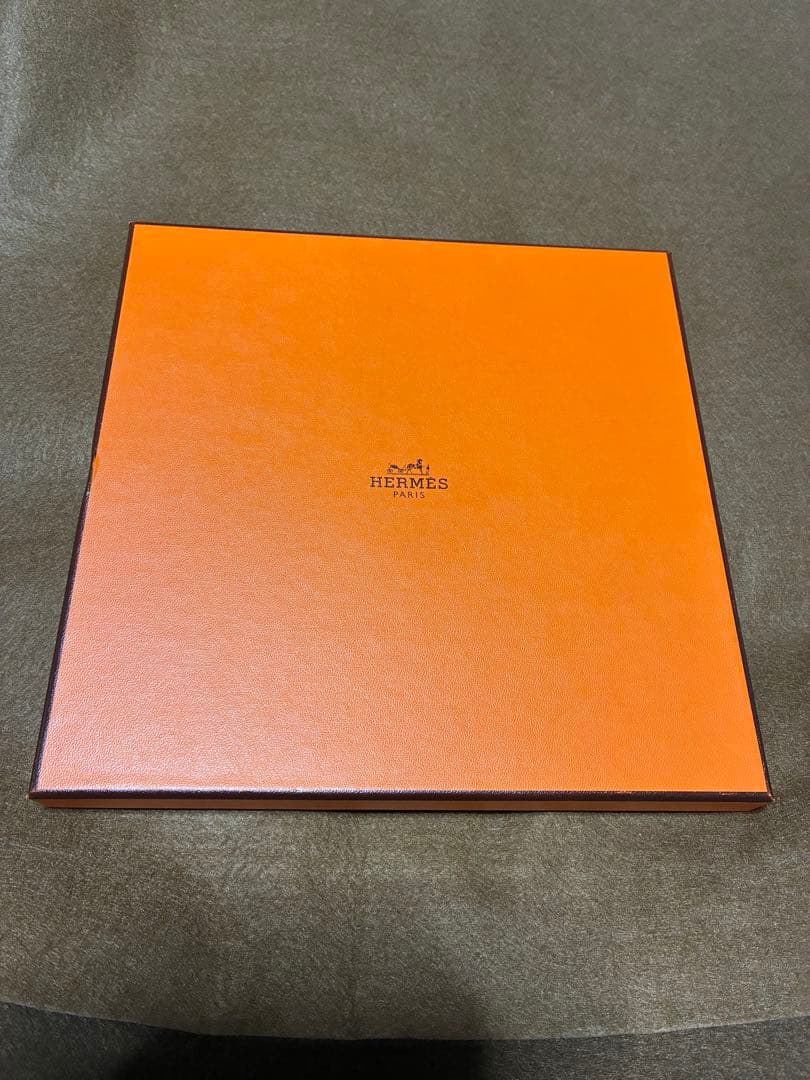 エルメス カレ90 オムニバスと白い貴婦人のゲーム