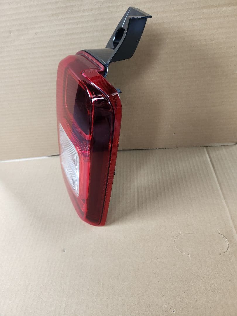 ワゴンRスマイルテールランプ 右側用