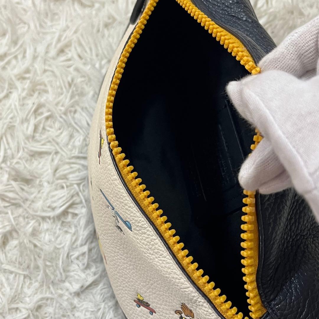 極美品✨限定品✨コーチ　ボディバッグ　スヌーピー　コラボ　レザー　ホワイト