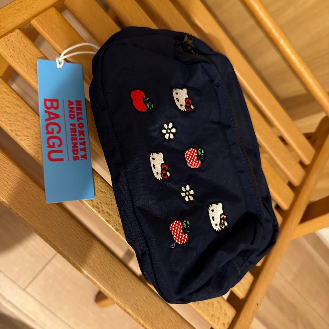 新品未使用 Baggu ハローキティ刺繍ボディバッグ ネイビー - メルカリ
