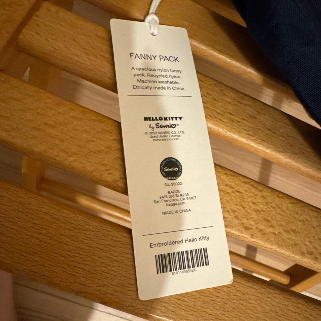 新品未使用 Baggu ハローキティ刺繍ボディバッグ ネイビー - メルカリ