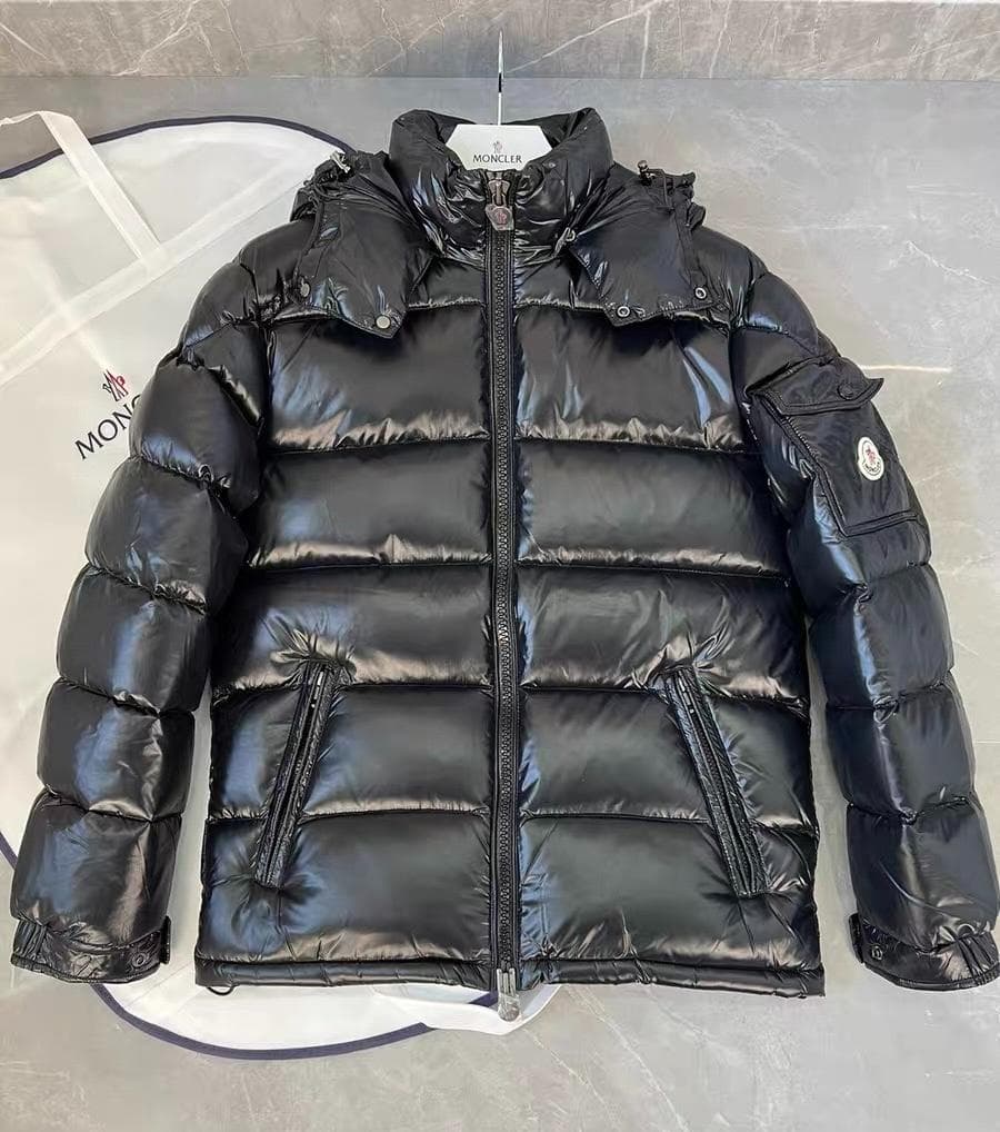 サイズ4 Moncler 光沢のある黒のダウンジャケット - メルカリ