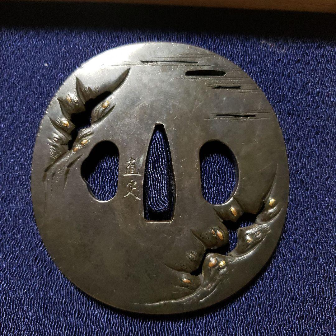 鉄拐仙人図鐔　直定　竪丸形　赤銅磨地　鋤出高彫　象篏色絵　小透　角耳小肉　鍔 鐔