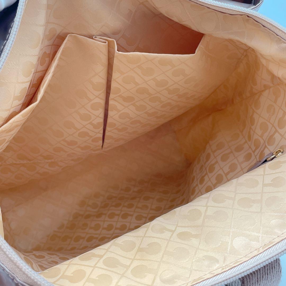 美品✨GHERARDINI ベージュ ロゴ リュック