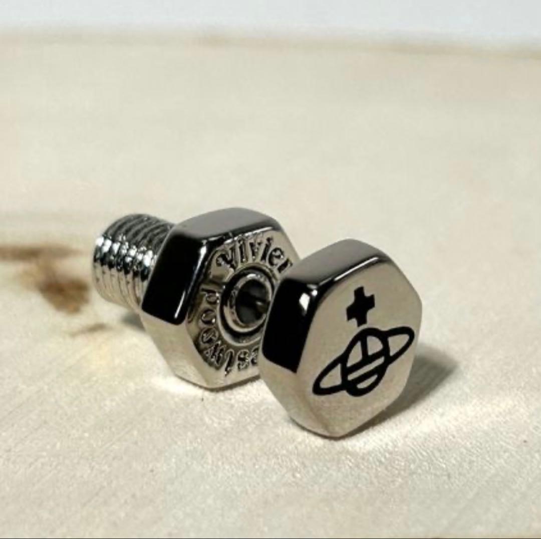 Vivienne Westwood 片耳用ナットピアス　シルバー