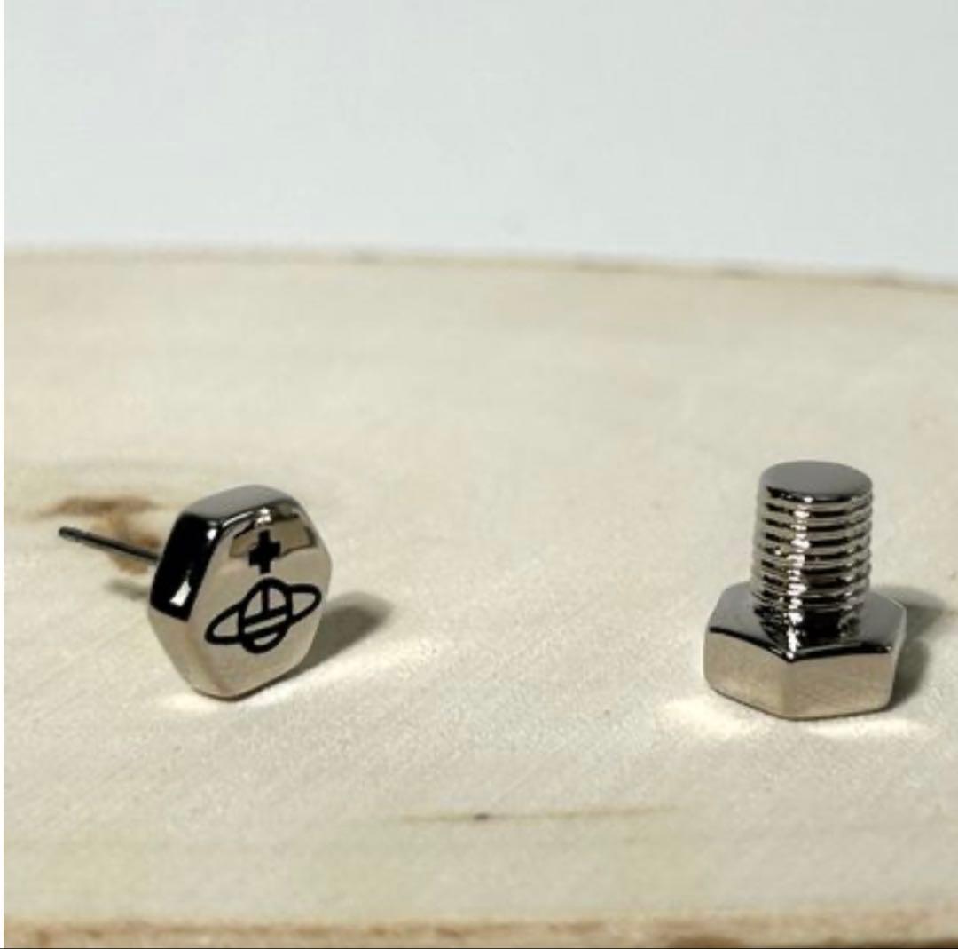 Vivienne Westwood 片耳用ナットピアス　シルバー