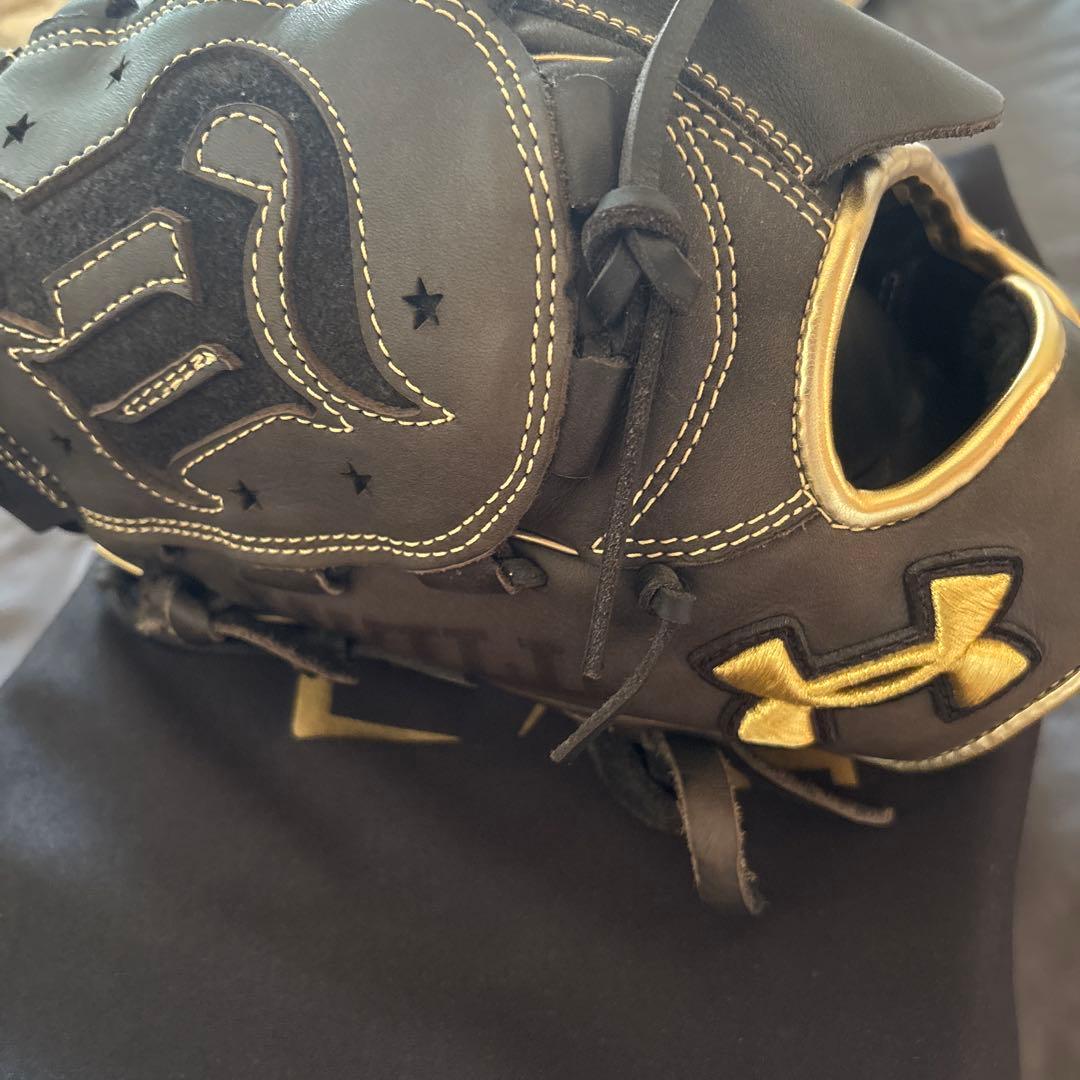 山﨑康晃 グローブ アンダーアーマー