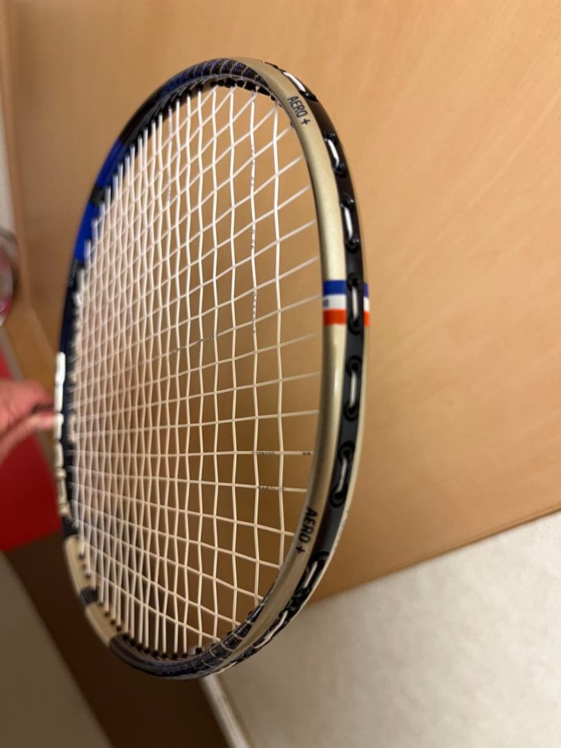 最新 ガット 張りたて！ バボラ バドミントン ラケット サテライト マスター