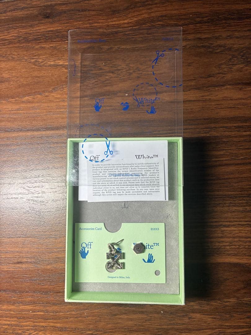 Off-White アローピアス