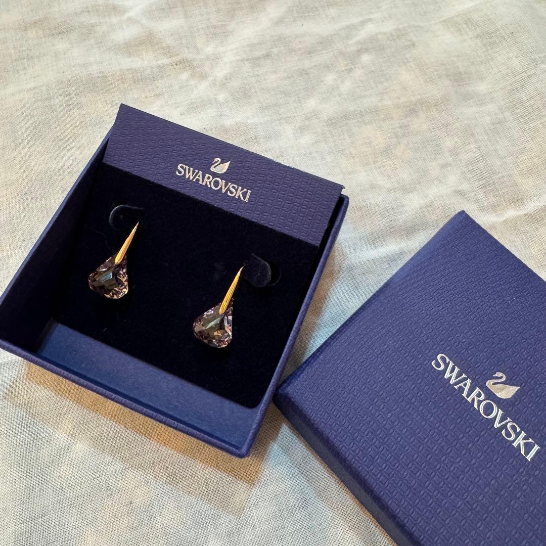 いちご様専用】スワロフスキー Lunar ドロップピアス - メルカリ