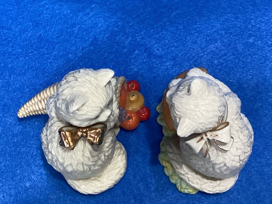レノックス フルーツバスケット、ボールを抱く陶器製 白い猫の置物 2体