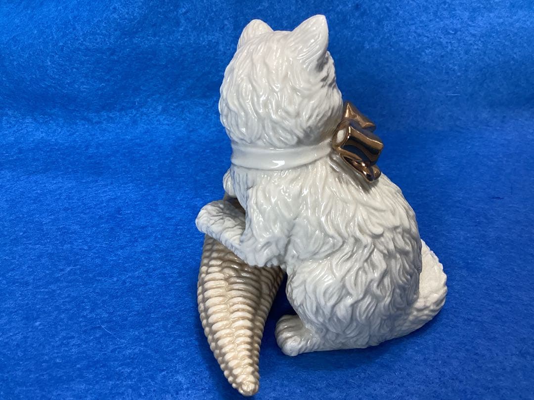 レノックス フルーツバスケット、ボールを抱く陶器製 白い猫の置物 2体