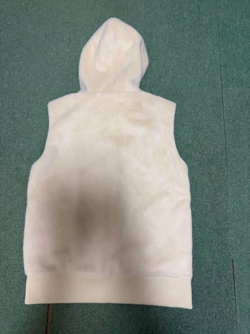 FILA モフモフ フード付きベスト ホワイトの通販はau PAY マーケット
