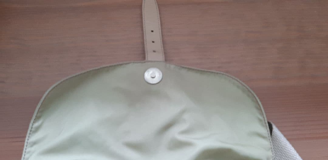 プラダ　リュック　ベージュ