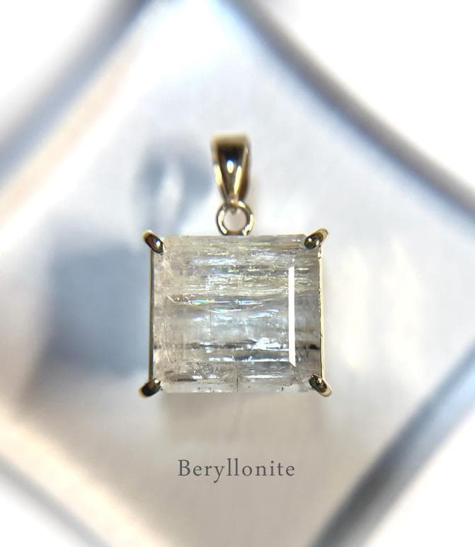 宝石質 ベリロナイト ペンダントトップ◇鑑定書付き7.609ct - メルカリ