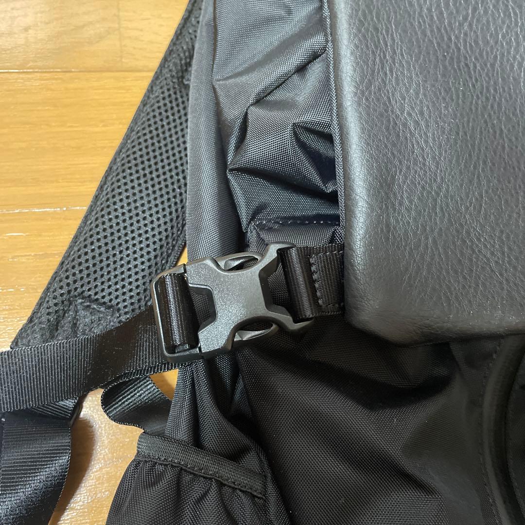 ear購入シンプルな黒のバックパック旅行にも最適美品