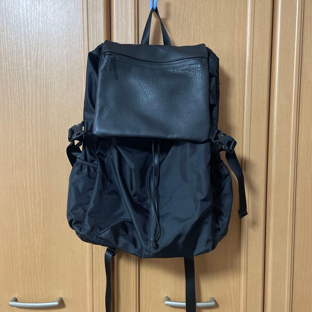 ear購入シンプルな黒のバックパック旅行にも最適美品