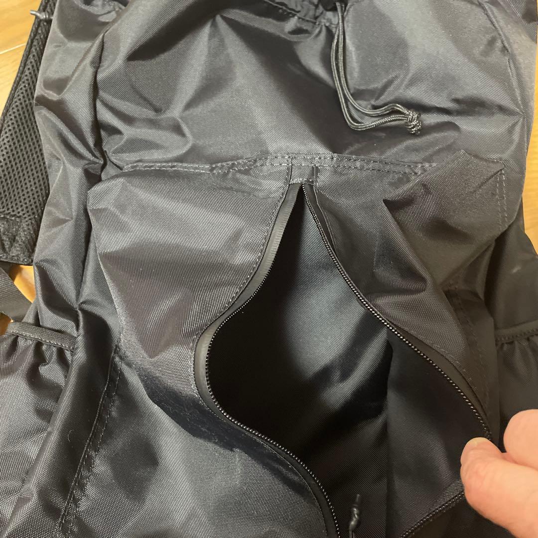 ear購入シンプルな黒のバックパック旅行にも最適美品