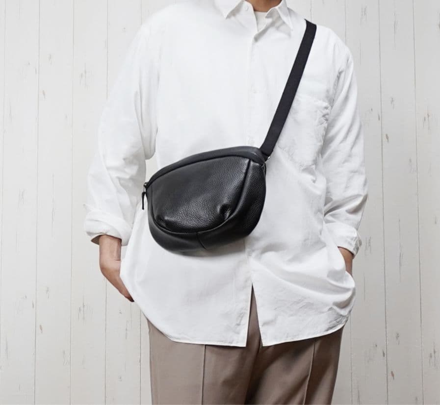 本革ボディバッグ Youtuber もりすんさんプロデュース - メルカリ