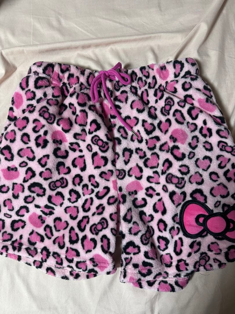 ドンキ 着ぐるみ パジャマ ヒョウ柄キティ ピンク